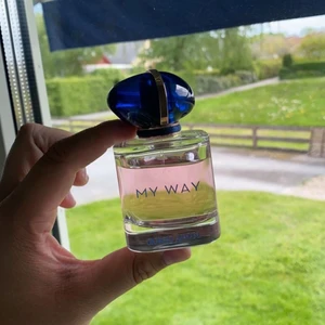 Giorgio Armani  - Köpte denna Giorgio Armani perfymen för nån vecka sedan men känner att doften inte riktigt passar mig. Den är 50 ml & kostade ny 889kr. Luktar superduper gott, men som sagt inte min doft…😩 Det är knappt använd (om flera vill köpa blir det budgivning men sker privat) 🤍