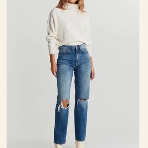Jeans från Gina Tricot - 90s High Waist Jeans från Gina Tricot strl 38 i gott skick. De är helt oanvända då de är för stora för mig. Nytt pris - 600kr men säljes för 300kr inkl frakt💓
