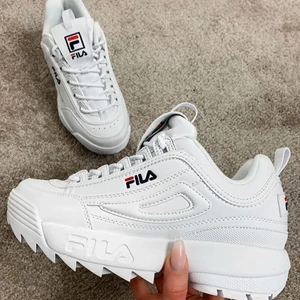 Fila skor - Ett par fila skor i bra skick. Kostade originellt 880 kr men säljer de för 300. Säljer de pågrund av att de har blivit för små men är fortfarande väldigt fina och användbara🙂