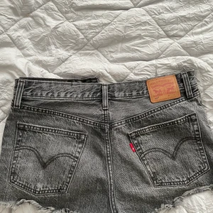 Levi’s shorts  - Säljer mina shorts då de är lite små. Inte mycket använda och i bra skick. Köparen står för frakt 66kr