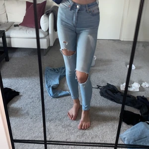 Jeens - Säljer ett par jeens. Pris 200 st. St. Xs. Säljer domma för att dom är förstora i midjan men bra i mången 