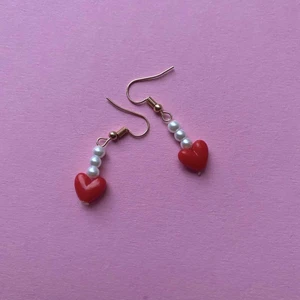 ÖRHÄNGEN!!!! - Nya fina örhängen finns nu!💞 du kan köpa ett par för 20kr💕 Instagram💕: jewelry_by_m.k                                                       TikTok💕:jewelrybym.k 