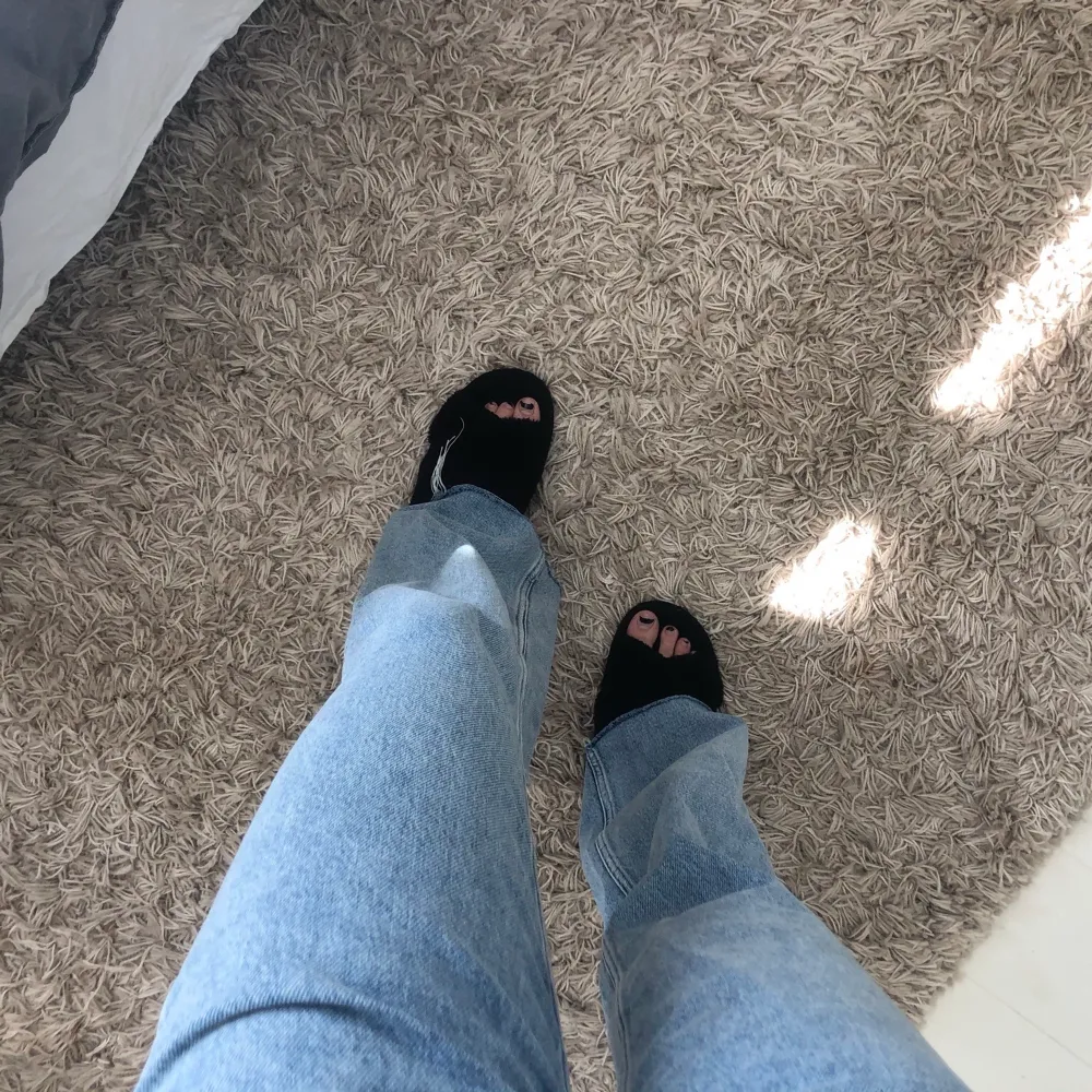 Zaras 90’s jeans. Klippta för att passa mig som är 165 cm ungefär. Använda endast en gång!! Färgen på sista bilden är mest rättvis.. Jeans & Byxor.