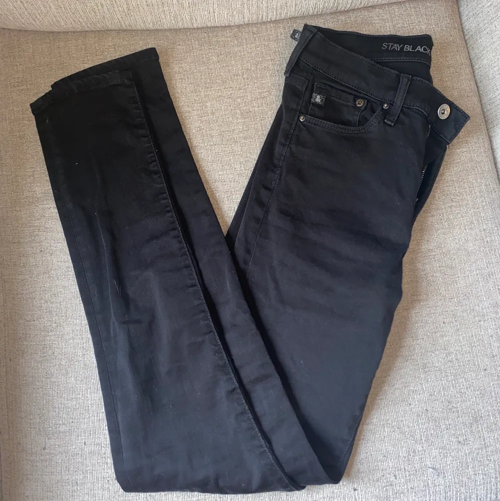 Säljer nu mina svarta jeans som knappt är andvända ifrån hm. I storlek 29/32. Skriv vid frågor.. Jeans & Byxor.