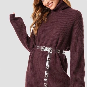 Stickad klänning  - Säljer denna fina klänning från NAKD, Linnd Ahlborgs kollektion. Den är använd men det syns inte, finns inga defekter.  Kommer inte ihåg vad den kostade när jag köpte den, men det var några år sedan, därför säljer jag den billigt (frakt tillkommer, jag skickar bild på kvittot för att visa exakt hur mycket det blir)