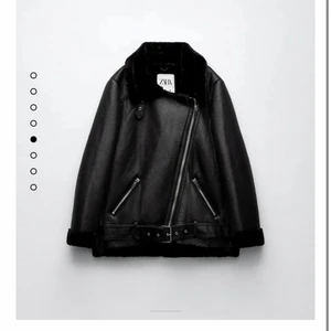 Zara jacka - Säljer min zara jacka i storlek 34, använd en gång. Skicka ett meddelande för mer bilder på jackan💕 ni står för frakten. Skulle säga att den är lite oversized så sitter lite större 