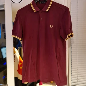 Fred perry pike - Snygg vinröd fred Perry pike, storlek m o knappt använd 