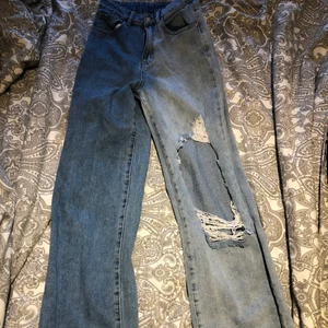 Jeans - Jättefina och coola jeans med 2 olika färger på varje ben, väldigt bra skick ser ut som oanvända, jag använder inte längre så tänkte sälja. Köpta second hand.(Om ni vill ha fler bilder fråga i chatten).