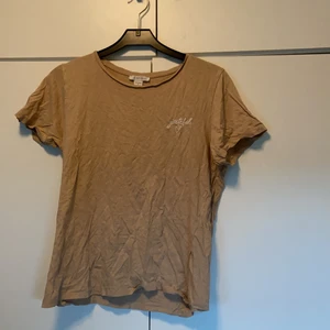 Beige T-shirt  - 🌸En fin beige t-shirt i stl S från New Yorker                  🌸Liten vit text på bröstet
