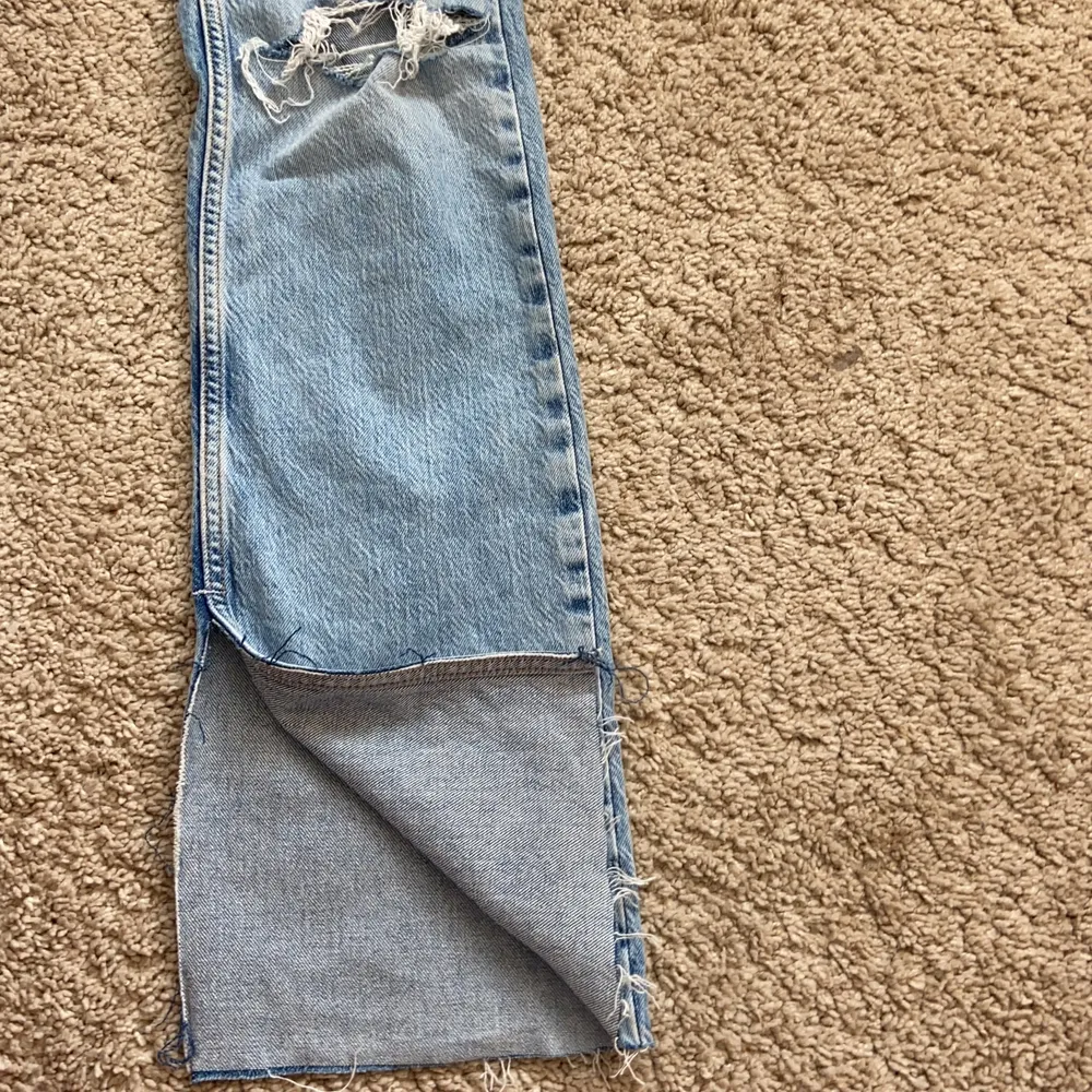 Aldrig använda jeans från zara. Säljer för jag ångrat mig. Köpte för 359kr , o som sagt aldrig använt dom . Jeans & Byxor.