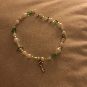 Halsband  - Säljer en jättefina halsbandet då jag har behov av pengar ! Sitter väldigt fint på, hR blivit lite rostigt som ni Ser på bild 3😊 Bara att ställa frågor om ni undrar något!