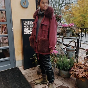 Custommade jacka  - Säljer min helt oanvända jacka från custommade i deras röda färg. Skitsnygg jacka som är helt slutsåld i strl S/M. Säljer endast till riktigt bra bud! 💘