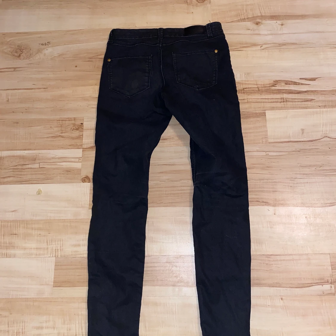 Svarta tajta jeans med slits!