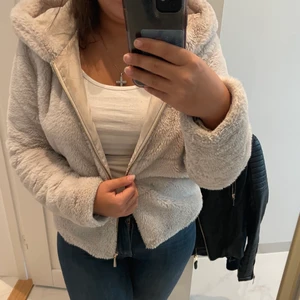 Päls jacka - Beige päls jacka.