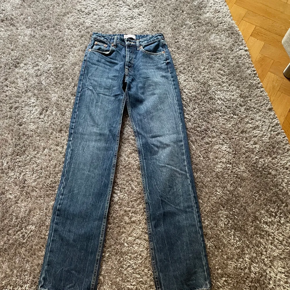 Säljer dessa så snygga zara jeans då dom är för aldelles små för mig. Jätte najs jeans att ha och speciellt nu mot hösten. Super snygg modell och så sköna. Skriv för fler bilder eller funderingar . Jeans & Byxor.