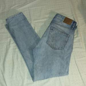 Jag säljer mina ljusblåa weekday jeans då de inte passar längre. W29 L30. Modell ”sunday”. Användes ungefär 20 gånger, men inget märkbart slitage. Kan mötas i stan eller frakta