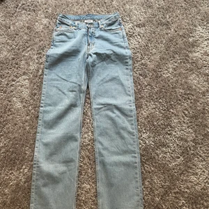 Weekday jeans - säljer dessa så snygga jeans från weekday då jag tycker dom är gränsfall för små för mig och inte får så mycket användning av dom. Inprincip helt oanvända och är i så fint skick. Skriv för förhandling av pris eller mer bilder