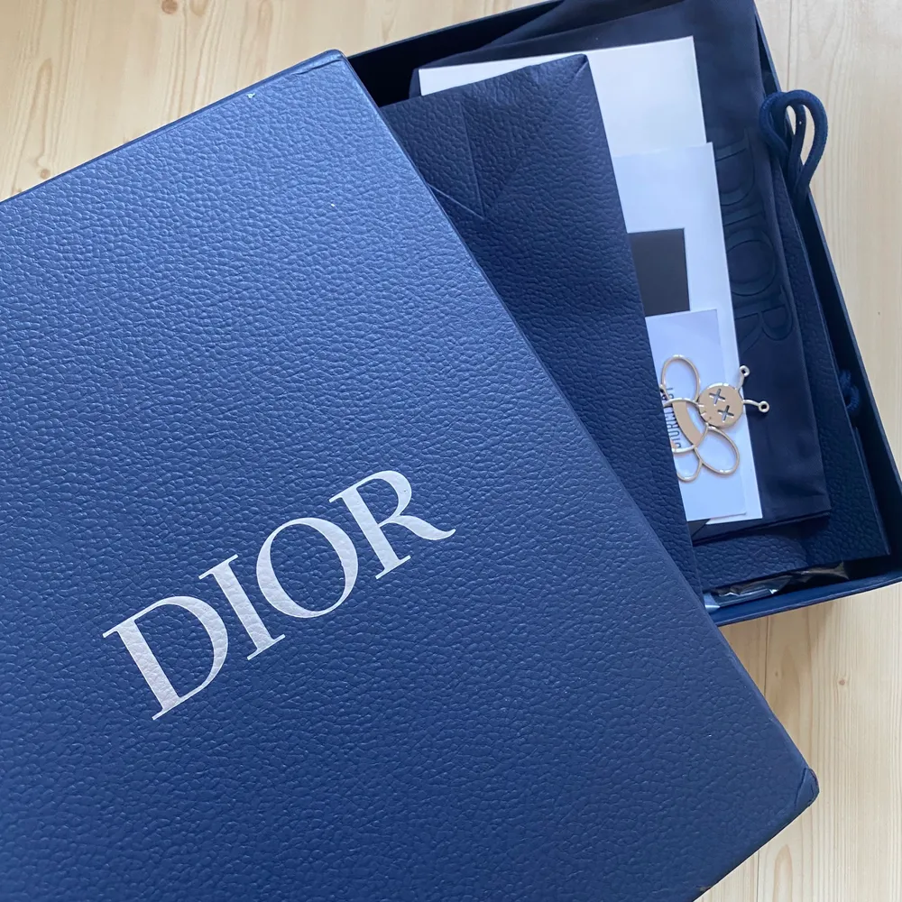Säljer ett par helt nya Dior oblique canvas high-top sneakers A-kopia i storlek 39 men passar 38 och 38,5. Helt oanvända och jätte fint material, topp kvalite. Kan gå ner i pris vid snabbt köp. Köparen står för frakten.. Skor.