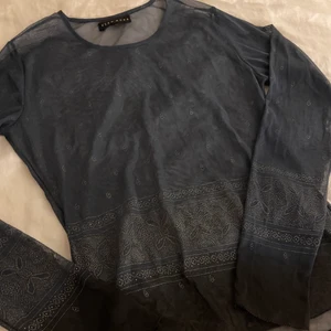 Tröja<3 - Säljer denna mesh toppen, med otroligt fina detaljer<3 från märket vero moda, i storlek L!! 