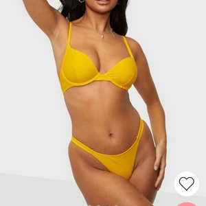 Bikini - Gud bikini från nelly. Underdelen är i storlek M och överdelen i storlek 75D. Frakt tillkommer. Priset är ett paketpris.