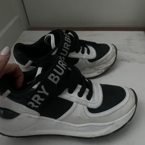 Burberry sneakers - Ascoola burberry sneakers!!! säljer pga kommer inte till användning ordinariepris ca 4000kr!! passar både strl 38-39