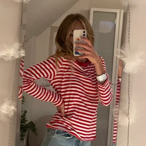 Randiga tröjor  - Säljer 5 randiga tröjor💗. Den röda är från hm och i xs, den rosa i storlek 36 från race marine, den vita med breda blå ränder är i storlek xs från hm, den blå och vit randiga är från lager 157 i S och den svarat och vita storlek xs från hm. En tröja kostar 100 kronor och alla för 400 kronor. Kontakta mig vid frågor eller fler bilder ❤️. 