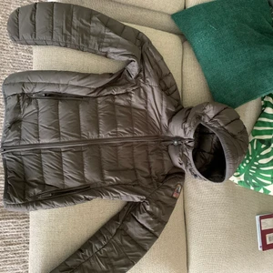 Pjs jacka  - Parajumpers jacka i storlek S, inköpt för två år sedan för 3800 kr. Nästan aldrig använd. Super fin och varm till hösten/vintern💕 priset är förhandlingsbart. 