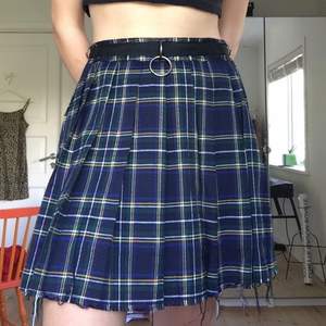 Snygg skotskrutig kjol från current mood med metallringsdetaljer. Endast använd en gång pga fel storlek. 