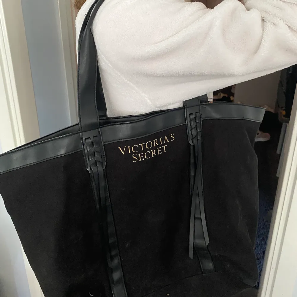 Super fin väska ifrån Victoria’s Secret! Bra skick! . Väskor.