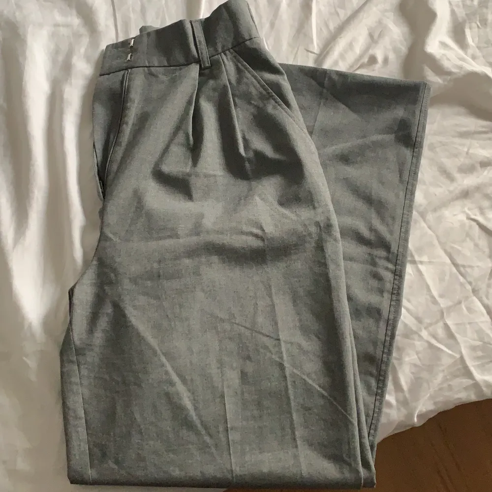 Gråa kostym från h&m. I nyskick, säljer pga försmå💘 frakt tillkommer. Farkut & Housut.