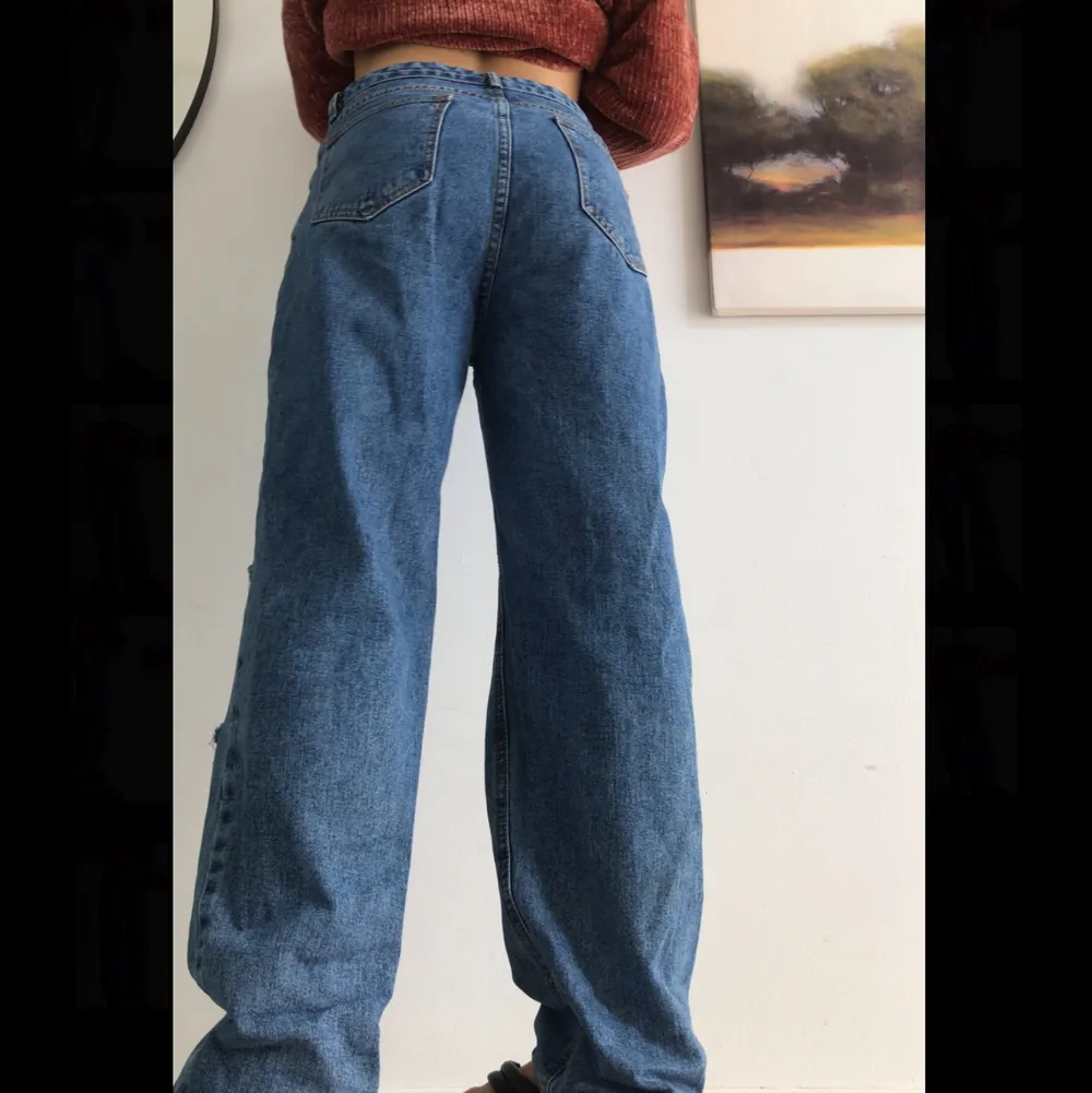 säljer ett par håliga jeans! jag är storlek 36 och sitter lite löst på mig! . Jeans & Byxor.