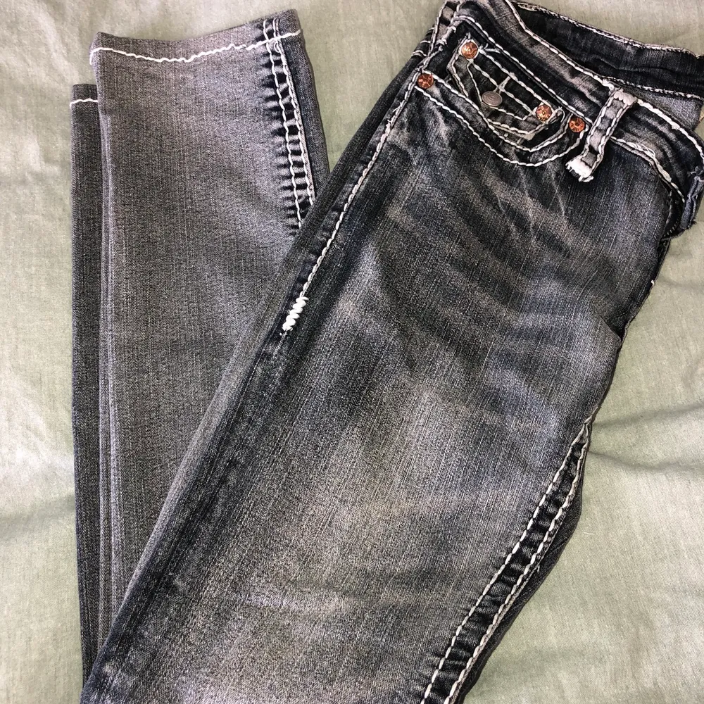 Snygga lågmidjade jeans strl S. Köpt på plick men passade inte. Knapp saknas men går att sy på. Jeans & Byxor.