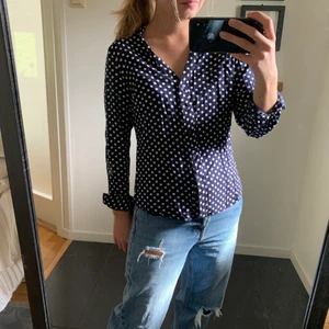 En prickig snygg skjorta - En snygg och skön prickig skjorta som tyvärr inte kommer till användning längre. Den är i bra skick. Frakt ingår inte i priset.