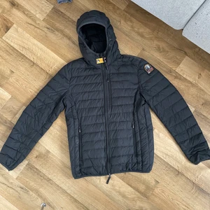 Parajumper  - Säljer min parajumper jacka i storlek S den  är i nyskick bara använda ett fåtal gånger nypris ca 5000kr, har ni frågor eller vill ha flera bilder är det bara att höra av sig👍