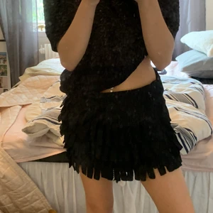 Kjol - Så snygg kjol , dragkedjan är sönder men funkar att använda för mig ändå och går säkert laga! 