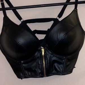 Läder Bh/topp - Läder BH från Hunkemöller. Går att använda som topp.  Säljer den då den inte passar