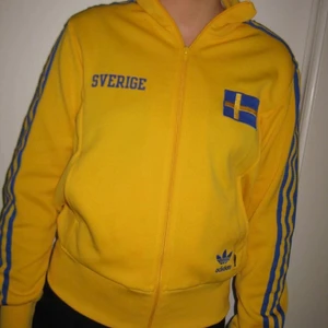 Adidas Sweden zip jacka retro FIFA - Superfin Adidasjacka SWEDEN. Retro, rare.  FIFA. Storlek 44 men sitter bra på mig som har M. Pris 250 kr ( porto tillkommer.)