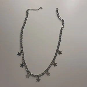 SHEIN  - Ett fint halsband med stjärnor på, skulle inte påstå att det är så långt utan ”normal” längd. Man kan välja själv hur långt ner eller upp det ska vara! Oanvändt❤️