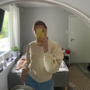 Tröja med puffiga armar🥰 - Från NA-KD, fick i present för några månader sedan och har aldrig använt den! Brukar ha st S/M och den sitter bra på mig🧡🧡