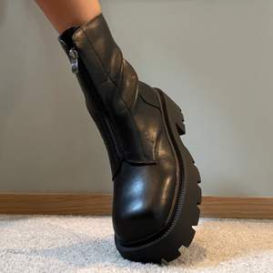 Helt oanvända chunky boots från Prettylittlething. Säljer pågrund av för stor storlek. Låda finns kvar. Riktigt feta sulor för de som gillar stora skor!
