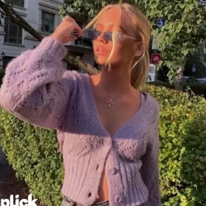 Stickad pastellkofta nyskick  - Knappt använd så fin stickad pastelligt lila tröja jag använt ett fåtal gånger 🦋🦋 Lånad bild av Emma💜