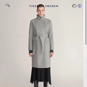 Tiger of Sweden kappa  - Klassisk kappa i storlek 36 (mer åt 38) från Tiger Of Sweden i en Kashmir och ull blandning.  Använd ett fåtal gånger, bjuder på frakten. Ord pris: 3999kr