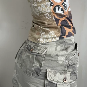 Camo kjol - Kort kjol i grönt kamouflagemönster😍😍😍 extremt najs detaljer på fickorna