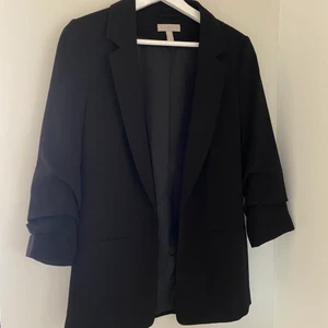 Kavaj - Fin kavaj med fin detalj på ärmarna, bra skick✨ frakt inräknat i priset