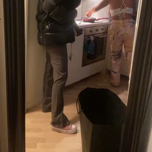 Kostymbyxor - Grå kostymbyxor från nakd! Slits där nere, storlek 38. ❤️‍🔥 endast testade!! Kund står för frakt. Lång modell, jag är 167 och dom är långa med sneakers på mig.