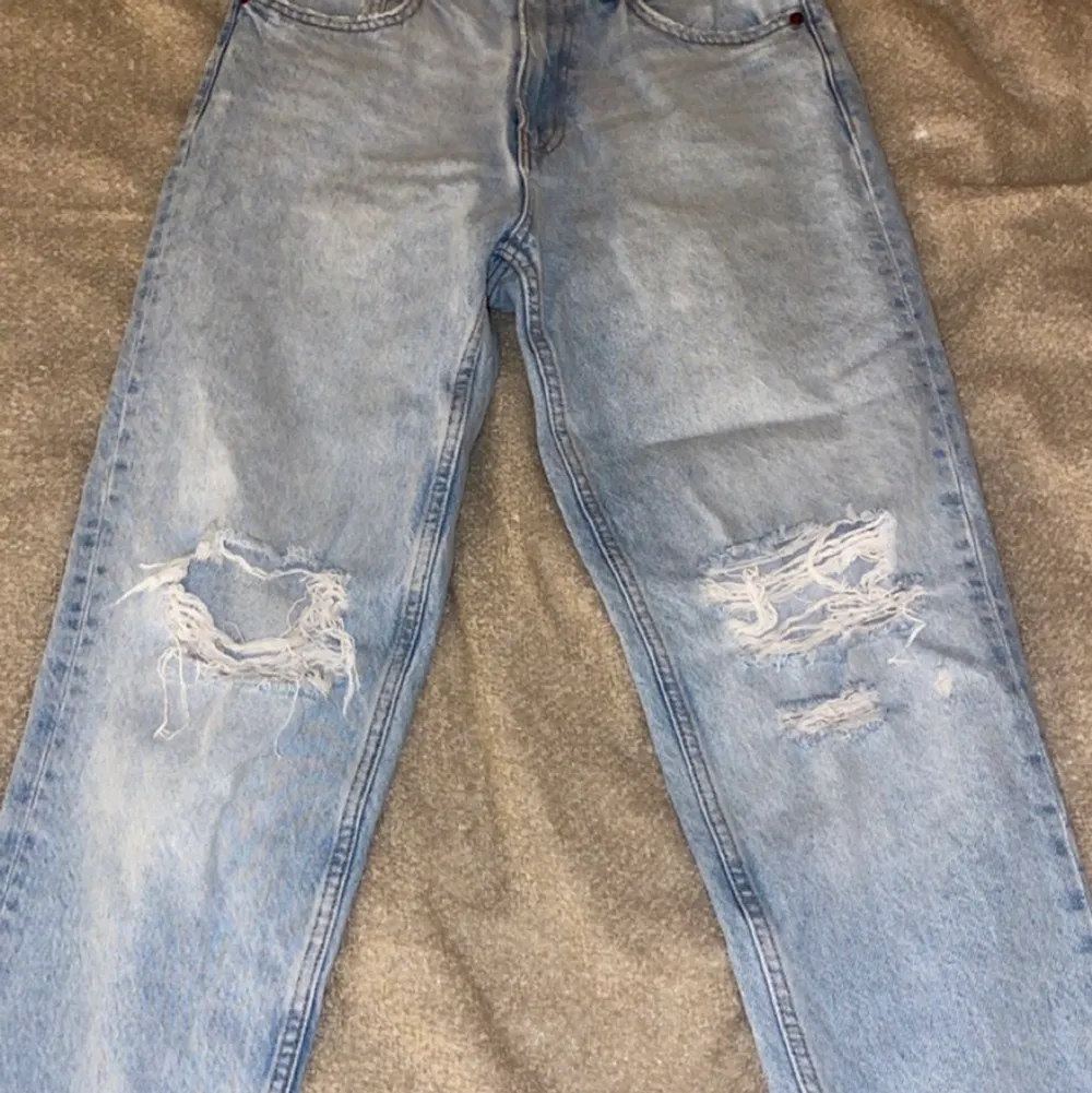 Ljusblå Jeans i bra skick, inte använd mångag gånger, säljer pga har blivit för små. Stl 38. Jeans är ankelkorta. Nypris 400kr hör av er om ni är intresserade 💕. Jeans & Byxor.