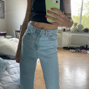 Ljusa Weekday jeans  - Säljer dessa jeans från Weekday i modellen ”Veer”. Assnygg tvätt med vida ben. Säljer pga för korta i benen för mig. Innberbenslängd: 68 cm ”Hela” längd: 95cm 
