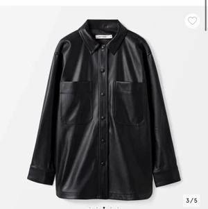 Skinnjacka  - Säljer en helt oanvänd skinnjacka från Carin Wester🥰Säöker den pga av att den är förstor för mig, ville ha den i en oversized storlek med den blev lite för stor🥰kom privat för flera bilder, 130kr + frakt ❤️