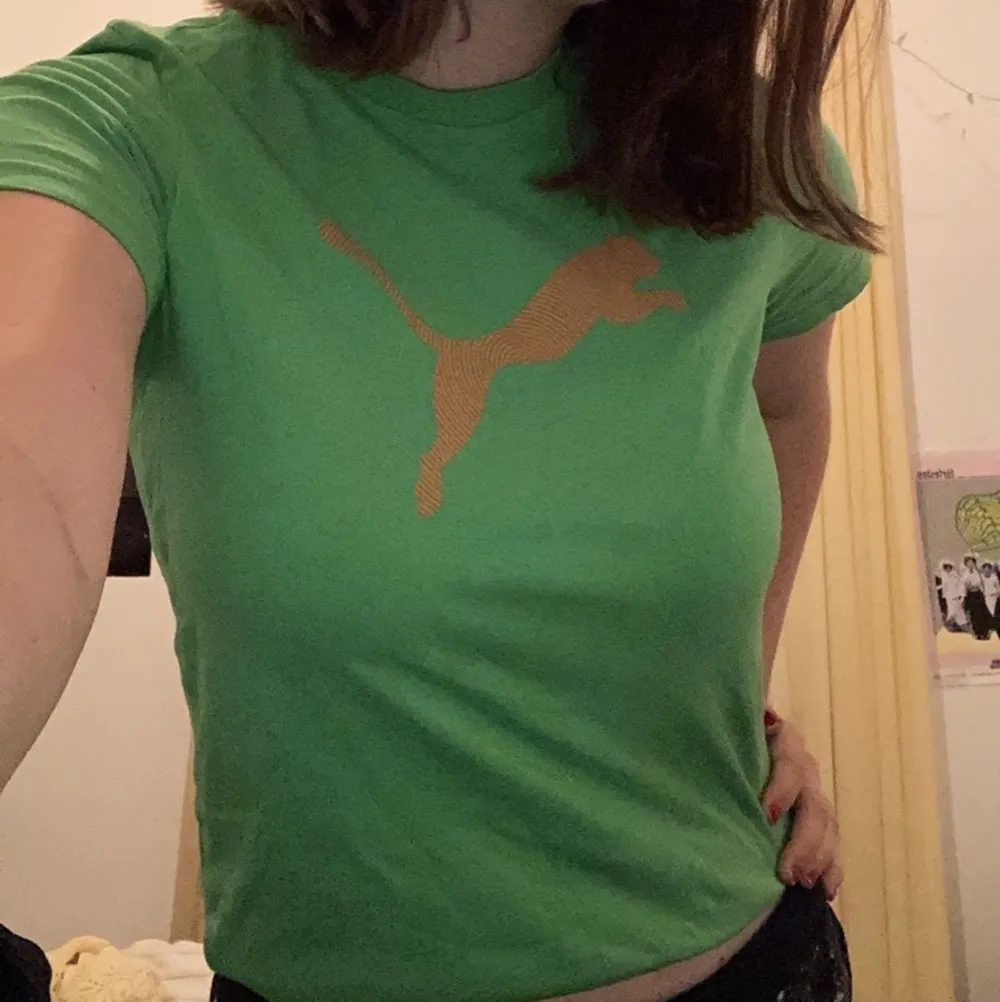 Fin grön och orange Puma t -shirt. Det är en barnstorlek L, så den är väldigt liten:)). T-shirts.