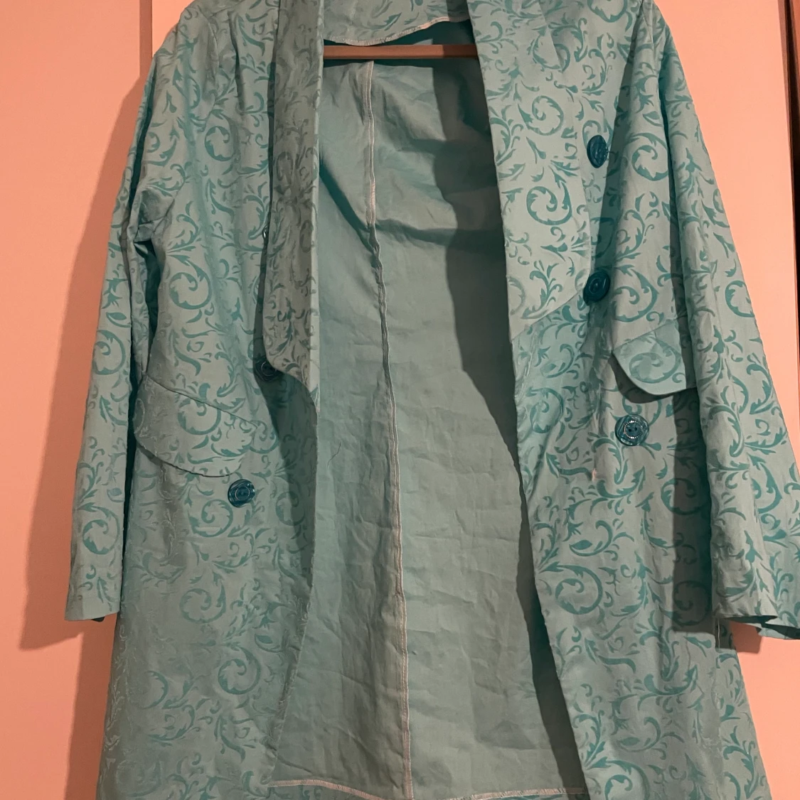 babyblå kappa med detaljer i storlek s/m